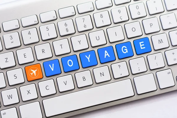 Voyage, pisanie na białym klawiatury z szkic samolotu — Zdjęcie stockowe