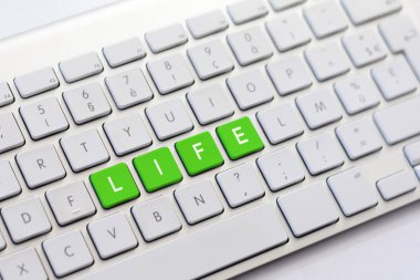 Beyaz klavyede yazma hayat