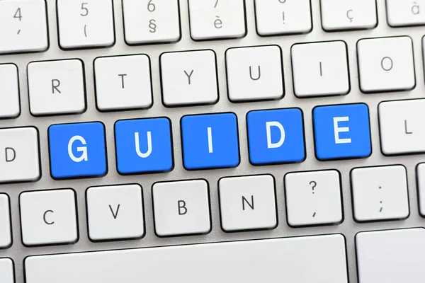 Guide skriver på vita tangentbord — Stockfoto