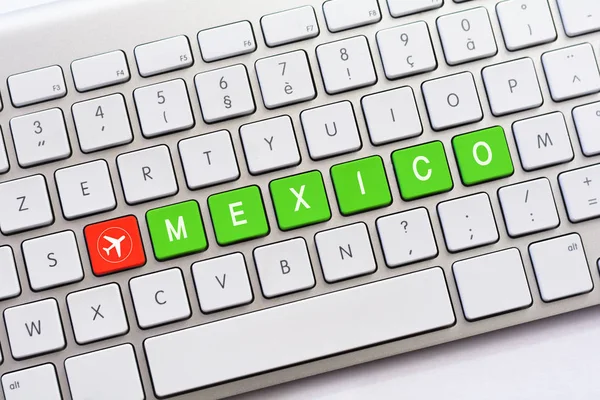 Μεξικό γράψιμο στον άσπρο πληκτρολόγιο με ένα σκίτσο του αεροσκάφους — Φωτογραφία Αρχείου