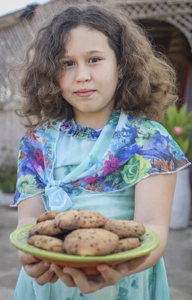 Menina Fez Deliciosos Biscoitos — Fotografia de Stock