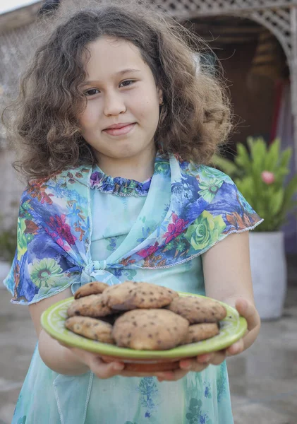 Menina Fez Deliciosos Biscoitos — Fotografia de Stock