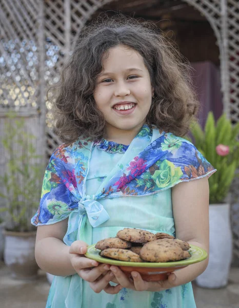 Menina Fez Deliciosos Biscoitos — Fotografia de Stock