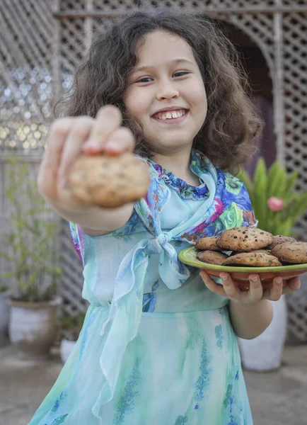 女の子はおいしいクッキーを作った — ストック写真