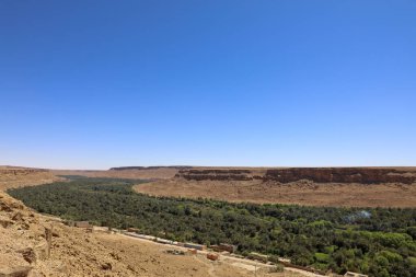 Sahra dünyanın en büyük kurak çölü, Fas 'taki yıldızlar kum ve kaya karışımı..