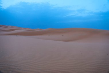 Sahra, dünyanın en büyük kurak çölü. Fas 'taki yıldızlar. Kum ve kaya karışımı..