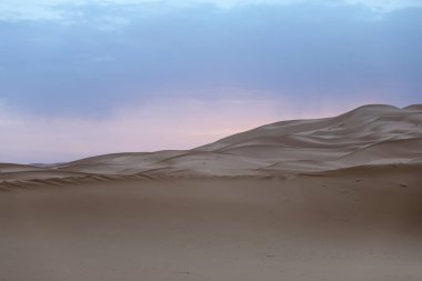 Sahra, dünyanın en büyük kurak çölü. Fas 'taki yıldızlar. Kum ve kaya karışımı..