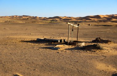 Sahra, dünyanın en büyük kurak çölü. Fas 'taki yıldızlar. Kum ve kaya karışımı..