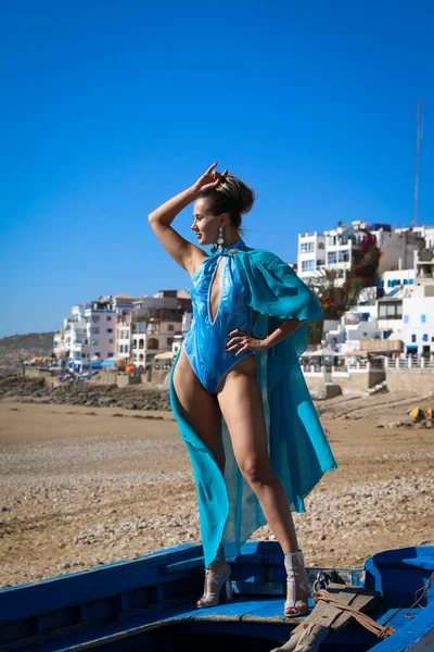 Krásná Mladá Dívka Modrých Plavkách Plážovém Městečku Taghazout Maroko — Stock fotografie