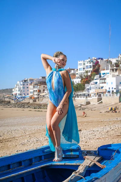 Vacker Ung Flicka Blå Baddräkt Strandstaden Taghazout Marocko — Stockfoto