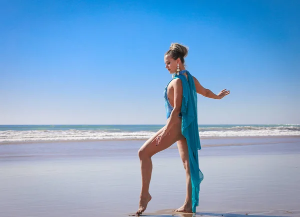 Mooi Jong Meisje Een Blauw Badpak Met Een Chiffon Cape — Stockfoto