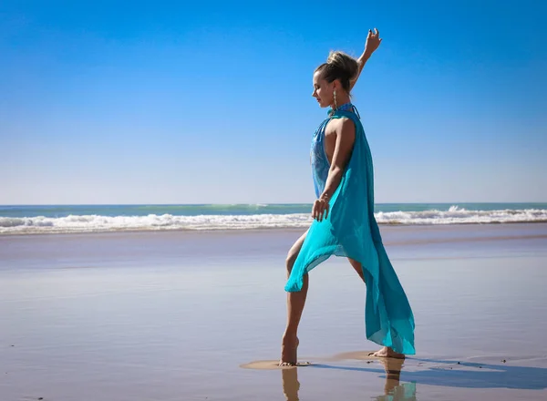 Gyönyörű Fiatal Lány Kék Fürdőruhában Sifon Köpennyel Óceánon — Stock Fotó