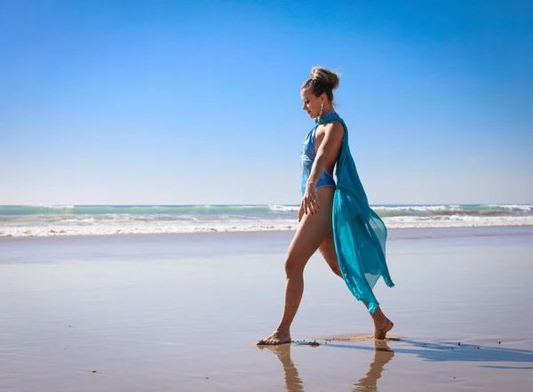 Bella Ragazza Costume Bagno Blu Con Mantello Chiffon Sull Oceano — Foto Stock