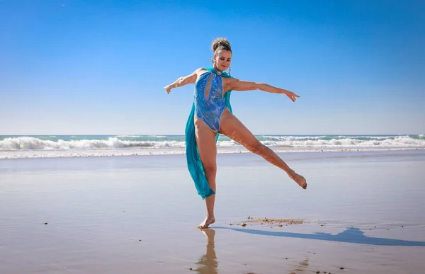 Belle Jeune Fille Maillot Bain Bleu Avec Une Cape Mousseline — Photo