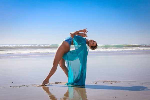 Hermosa Joven Traje Baño Azul Con Una Capa Gasa Océano —  Fotos de Stock