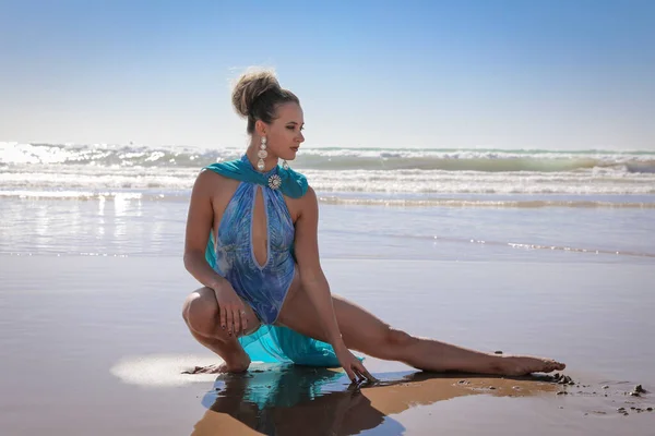 Mooi Jong Meisje Een Blauw Badpak Met Een Chiffon Cape — Stockfoto