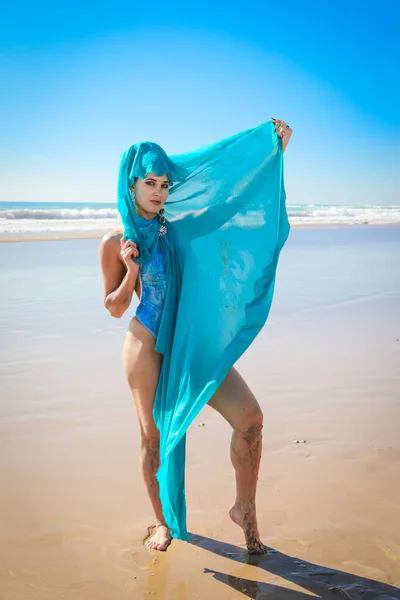 Hermosa Joven Traje Baño Azul Con Una Capa Gasa Océano —  Fotos de Stock