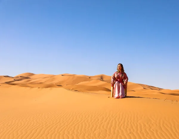 Chica Vestido Marroquí Desierto Del Sahara — Foto de Stock