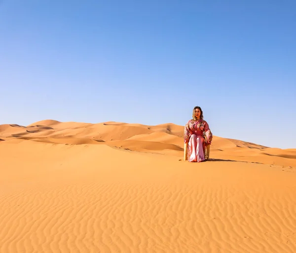 Menina Vestido Marroquino Deserto Saara — Fotografia de Stock