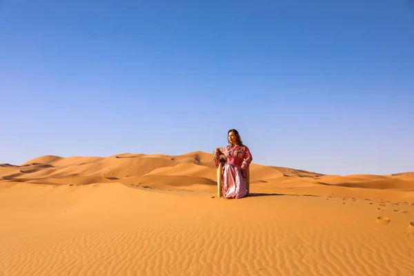 Girl Moroccan Dress Sahara Desert — Stock Photo, Image