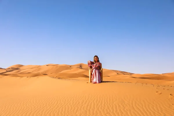 Sahra Çölü Ndeki Fas Kız Elbisesi — Stok fotoğraf