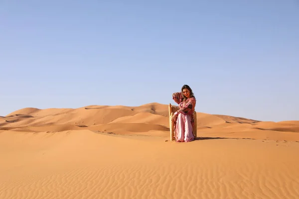 Lány Marokkóban Ruha Szaharában Sivatag — Stock Fotó