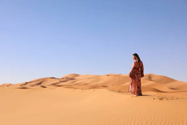Woman dress Woman desert billeder Depositphotos