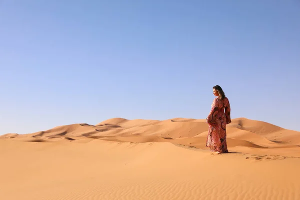 Chica Vestido Marroquí Desierto Del Sahara — Foto de Stock