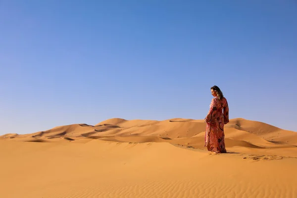 Ragazza Abito Marocchino Nel Deserto Del Sahara — Foto Stock