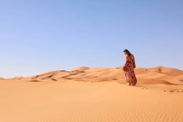 Ragazza Abito Marocchino Nel Deserto Del Sahara — Foto Stock