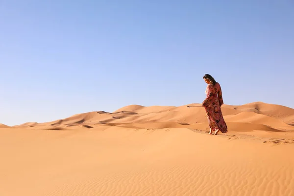 Chica Vestido Marroquí Desierto Del Sahara — Foto de Stock