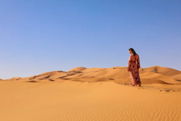 Girl Moroccan Dress Sahara Desert — Stock Photo, Image