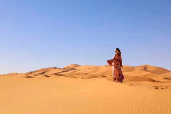 Menina Vestido Marroquino Deserto Saara — Fotografia de Stock