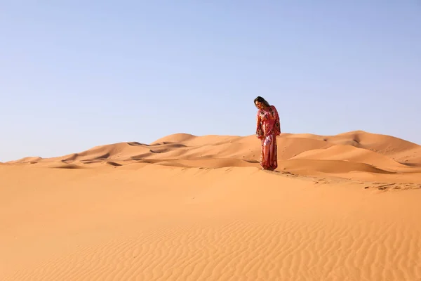 Κορίτσι Μαροκινό Φόρεμα Στην Έρημο Σαχάρα — Φωτογραφία Αρχείου