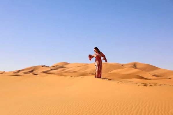 Gyönyörű Fiatal Lány Marokkóban Ruha Szaharában Sivatag — Stock Fotó