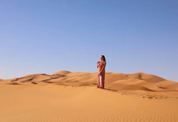 Hermosa Joven Vestido Marroquí Desierto Del Sahara — Foto de Stock