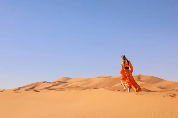 Bella Ragazza Abito Marocchino Nel Deserto Del Sahara — Foto Stock