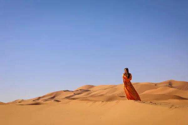 Bella Ragazza Abito Marocchino Nel Deserto Del Sahara — Foto Stock