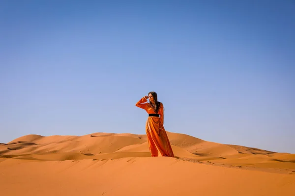 Menina Bonita Vestido Marroquino Deserto Saara — Fotografia de Stock