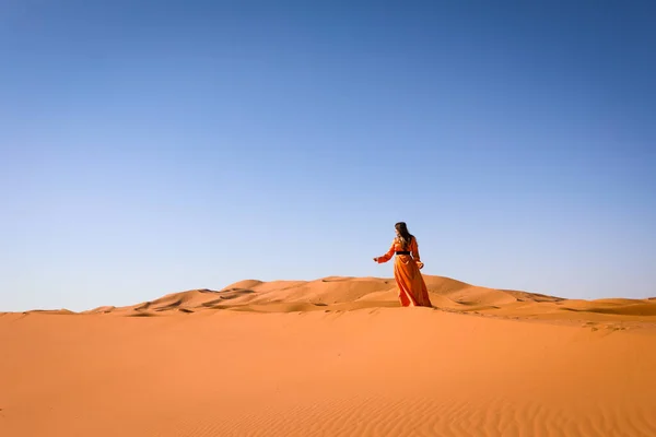 Bella Ragazza Abito Marocchino Nel Deserto Del Sahara — Foto Stock