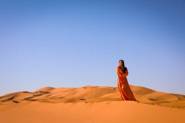 Sahra Çölü 'nde Fas' ta güzel bir genç kız elbisesi.