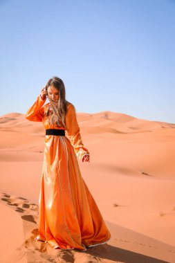 Sahra Çölü 'nde Fas' ta güzel bir genç kız elbisesi.