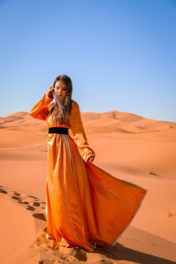 Sahra Çölü 'nde Fas' ta güzel bir genç kız elbisesi.