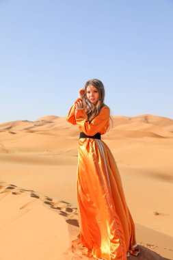 Sahra Çölü 'nde Fas' ta güzel bir genç kız elbisesi.