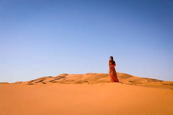 Hermosa Joven Vestido Marroquí Desierto Del Sahara — Foto de Stock