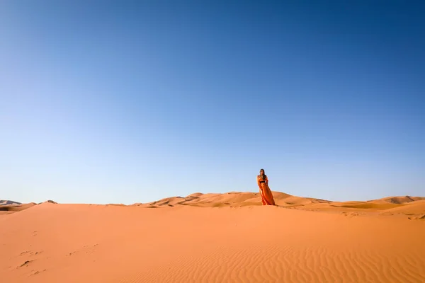 Bella Ragazza Abito Marocchino Nel Deserto Del Sahara — Foto Stock