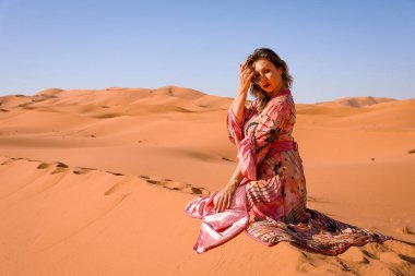 Sahra Çölü 'ndeki Fas' lı kız elbisesi.
