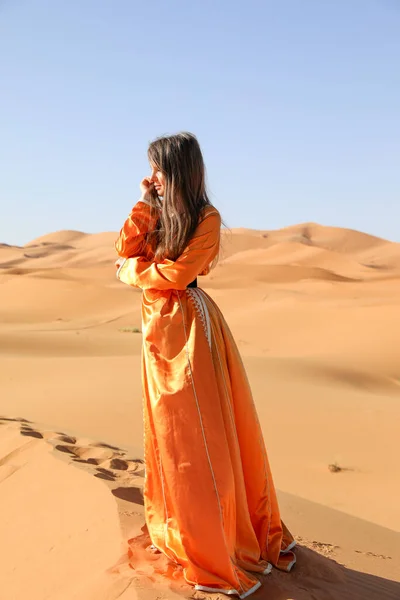 Menina Bonita Vestido Marroquino Deserto Saara — Fotografia de Stock