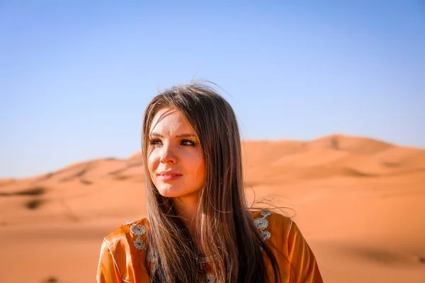 Bella Ragazza Abito Marocchino Nel Deserto Del Sahara — Foto Stock