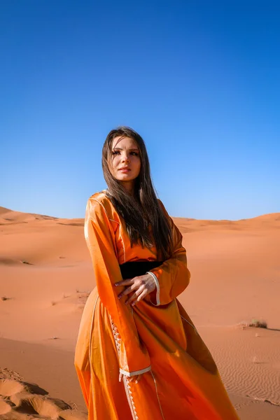 Hermosa Joven Vestido Marroquí Desierto Del Sahara —  Fotos de Stock